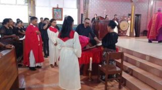 Ternyata ini makna cium salib buat umat Katolik menurut Uskup Maumere. (nttkreatif.com/Mardat)