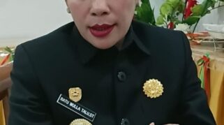 Bupati SBD Ratu Willa Talu, menaruh harapan yang sangat besar bagi kesuksesan tim Persada dalam liga 4 nasional. (NTTKreatif.com/ Fren Ghoghi)