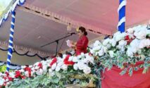 Bupati SBD, Ratu Ngadu Bonu Wulla, saat menyampaikan sambutannya dalam upacara hari ulang SBD Ke 19. (NTTKreatif.com/ Fren Ghoghi)