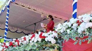 Bupati SBD, Ratu Ngadu Bonu Wulla, saat menyampaikan sambutannya dalam upacara hari ulang SBD Ke 19. (NTTKreatif.com/ Fren Ghoghi)