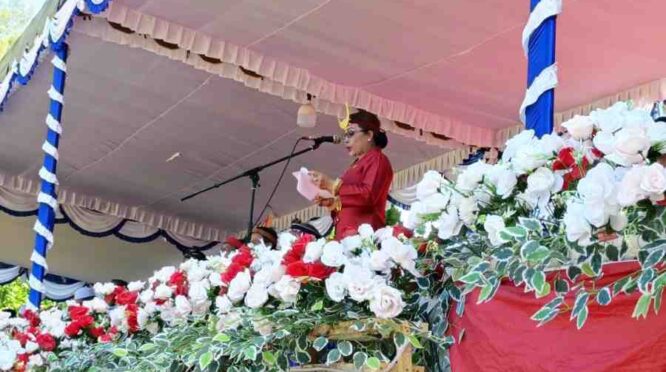 Bupati SBD, Ratu Ngadu Bonu Wulla, saat menyampaikan sambutannya dalam upacara hari ulang SBD Ke 19. (NTTKreatif.com/ Fren Ghoghi)