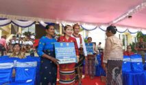 Bupati Sumba Barat Daya (SBD) yang mengenakan sarung merah bermotif mamoli, bersama Wakil Bupati SBD di sebelah kirinya yang berkemeja putih, secara simbolis menyalurkan bantuan rumah layak huni dalam rangka memperingati HUT ke-19 Kabupaten Sumba Barat Daya. (NTTKreatif.com/ Fren Ghoghi)