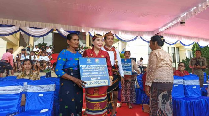 Bupati Sumba Barat Daya (SBD) yang mengenakan sarung merah bermotif mamoli, bersama Wakil Bupati SBD di sebelah kirinya yang berkemeja putih, secara simbolis menyalurkan bantuan rumah layak huni dalam rangka memperingati HUT ke-19 Kabupaten Sumba Barat Daya. (NTTKreatif.com/ Fren Ghoghi)