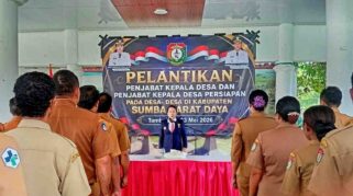 Bupati SBD, Ratu Ngadu Bonu Wulla, saat melantikan 59 Pejabat Kepala Desa dari 11 kecamatan kabupaten Sumba Barat Daya. (NTTKreatif.com/ Fren Ghoghi)