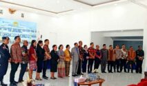 Prof. Dr. Aloysius Liliweri, M.S., bersama kepala daerah se-Sumba, ketua dewan pembina yayasan pendidikan St. Josef Freinademetz , dan civitas akademika beserta tamu undangan lainnya. (NTTKreatif.com/ Fren Ghoghi)