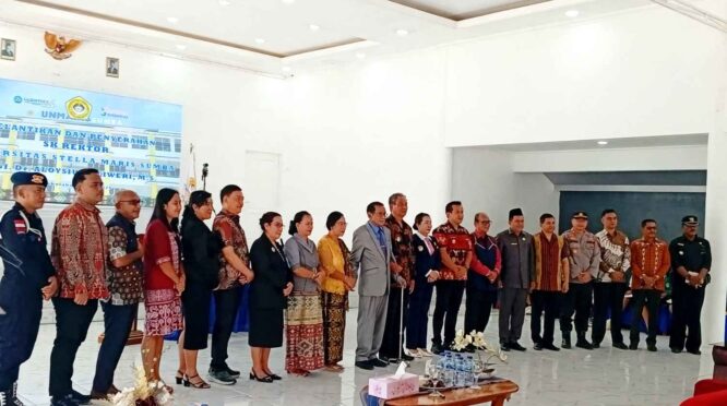 Prof. Dr. Aloysius Liliweri, M.S., bersama kepala daerah se-Sumba, ketua dewan pembina yayasan pendidikan St. Josef Freinademetz , dan civitas akademika beserta tamu undangan lainnya. (NTTKreatif.com/ Fren Ghoghi)