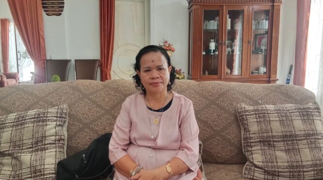 Ketua Dewan Pembina Yayasan Pendidikan St. Yosef Freinademetz (San Jose) yang menaungi UNMARIS, Dra Lidia Dunga Poety, M.M., menyebutkan bahwa wisuda akan dilaksanakan pada senin 25 Mei 2026.(nttkreatif.com/Fren Ghoghi)