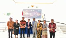 Bupati SBD bersama wakil bupati, saat menghadiri acara pelantikan rektor Universitas Stella Maris Sumba, Prof. Dr. Aloysius Liliweri, M.S. (NTTKreatif.com/ Fren Ghoghi)