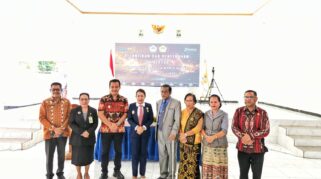 Bupati SBD bersama wakil bupati, saat menghadiri acara pelantikan rektor Universitas Stella Maris Sumba, Prof. Dr. Aloysius Liliweri, M.S. (NTTKreatif.com/ Fren Ghoghi)