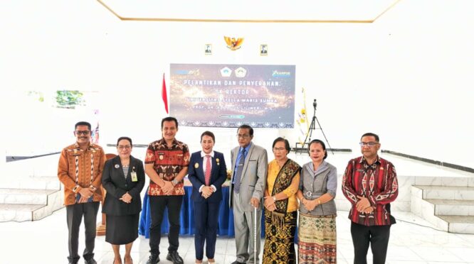 Bupati SBD bersama wakil bupati, saat menghadiri acara pelantikan rektor Universitas Stella Maris Sumba, Prof. Dr. Aloysius Liliweri, M.S. (NTTKreatif.com/ Fren Ghoghi)