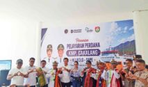 Bupati SBD bersama wakil bupati meresmikan penyebaran kembali KMP Cakalang di Pelabuhan Waikelo. (NTTKreatif.com/ Fren Ghoghi)