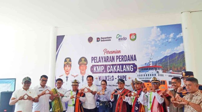 Bupati SBD bersama wakil bupati meresmikan penyebaran kembali KMP Cakalang di Pelabuhan Waikelo. (NTTKreatif.com/ Fren Ghoghi)