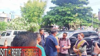 Bupati SBD bersama Sekretaris Daerah saat tiba di lokasi peluncuran Kartu kredit Indonesia. (NTTKreatif.com/ Fren Ghoghi)