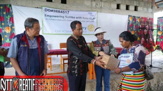 Bupati SBD, Ratu Wulla Talu, turut hadir dalam acara penyerahan ini. (NTTKreatif.com/ FB. Kominfo SBD).