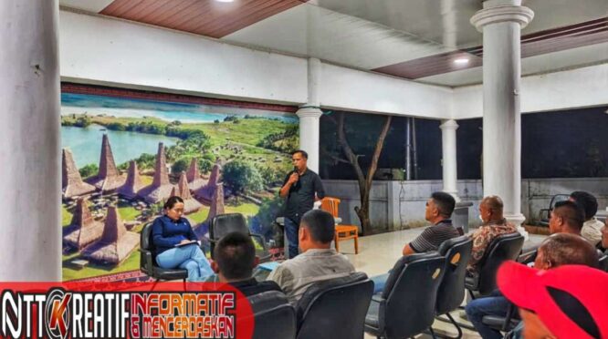 Bupati SBD, Ratu Wulla Talu, mencatat semua aspirasi yang disampaikan komunitas pengusaha perternakan babi di kabupaten Sumba Barat Daya. (NTTKreatif.com/ Fren Ghoghi)