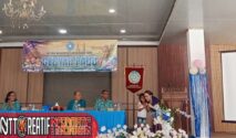 Bupati SBD, saat memberikan kesempatan bagi salah satu anak PAUD dalam menyampaikan 5 dasar pancasila. (NTTKreatif.com/ Fren Ghoghi)