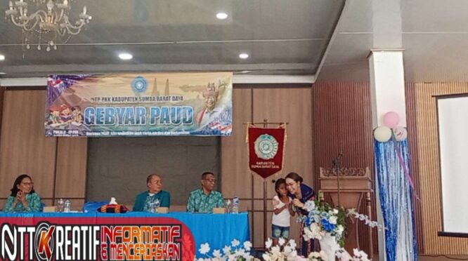 Bupati SBD, saat memberikan kesempatan bagi salah satu anak PAUD dalam menyampaikan 5 dasar pancasila. (NTTKreatif.com/ Fren Ghoghi)