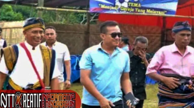 Wakil Bupati SBD, Dominikus A. R. Kaka saat membuka turnamen sepak bola di GKS Tana Kombuka, Kecamatan Wewewa Timur. (NTTKreatif.com)