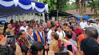 Bupati SBD, Ratu Wulla Talu diterima langsung oleh ketua pengurus pusat Kopdit Pintu Air, Yakobus Jano. (NTTKreatif.com/ Fren Ghoghi)