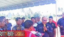 Penyerahan bantuan alsintan secara simbolis kepada masyarakat. (NTTKreatif.com/ Fren Ghoghi)