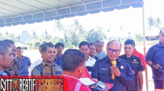 Penyerahan bantuan alsintan secara simbolis kepada masyarakat. (NTTKreatif.com/ Fren Ghoghi)