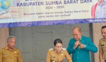 Bupati SBD, Ratu Wulla Talu, Bersama Bapak Literasi SBD, Markus Dairo Talu. (NTTKreatif.com)