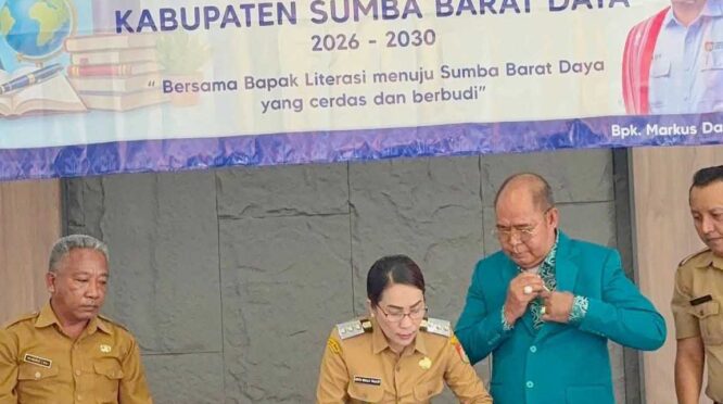 Bupati SBD, Ratu Wulla Talu, Bersama Bapak Literasi SBD, Markus Dairo Talu. (NTTKreatif.com)