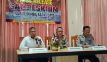 Wakapolres, bersama Kasat Reskrim Polres SBD gelar konferensi pers terkait kasus dugaan pencabulan terhadap wisatawan WNA asal Australia. (NTTKreatif.com/Fren Ghoghi)