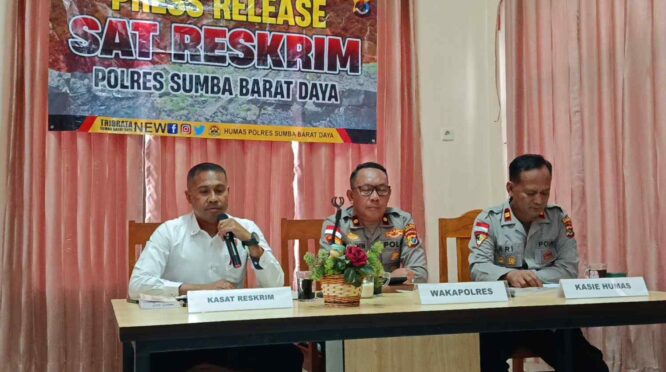 Wakapolres, bersama Kasat Reskrim Polres SBD gelar konferensi pers terkait kasus dugaan pencabulan terhadap wisatawan WNA asal Australia. (NTTKreatif.com/Fren Ghoghi)