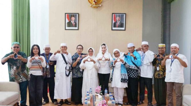 Bupati SBD Ratu Wulla Talu, secara langsung menyambut kepulangan 9 jemaat tersebut. (NTTKreatif.com/ FB. Prokompi SBD)