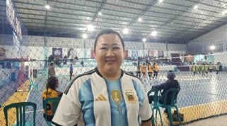 Pemerhati Pemuda NTT, Jane Natalia Suryanto secara resmi membuka turnamen volly yang diselenggarakan oleh Forum Pemuda NTT cabang SBD. (NTTKreatif.com/ Fren Ghoghi)
