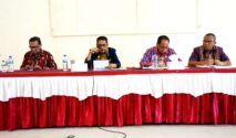 Sekda SBD Drs. Etmundus N. Nau., saat memimpin rapat koordinasi persiapan perayaan HUT RI ke-81 yang akan datang. Foto : Prokompi Sumba Barat Daya.