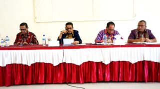 Sekda SBD Drs. Etmundus N. Nau., saat memimpin rapat koordinasi persiapan perayaan HUT RI ke-81 yang akan datang. Foto : Prokompi Sumba Barat Daya.