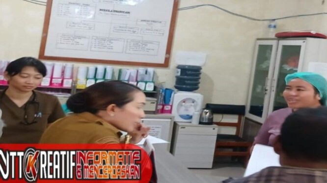 Bupati SBD Ratu Wulla Talu, memutuskan untuk sementara waktu berkantor di Rumah Sakit Umum Daerah (RUSD), Reda Bolo, Pada selasa 02 Juni 2026. (NTTKreatif.com/ Fren Ghoghi)