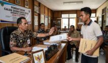 Foto ilustrasi kades menolak berkas calon sekdes lantaran calon tersebut sering kritik kades.