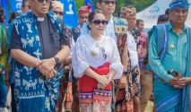 Bupati SBD, Ratu Wulla Talu, saat menghadiri pembukaan Sidang Sinode ke-44 Gereja Kristen Sumba (GKS) di GKS Jemaat Nggongi. Foto: Prokompi Sumba Barat Daya.