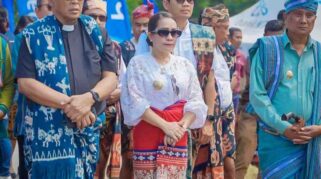 Bupati SBD, Ratu Wulla Talu, saat menghadiri pembukaan Sidang Sinode ke-44 Gereja Kristen Sumba (GKS) di GKS Jemaat Nggongi. Foto: Prokompi Sumba Barat Daya.