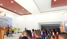 Bupati SBD, Ratu Wulla Talu saat mengukuhkan pengurus FAD yang baru. (NTTKreatif.com/ Fren Ghoghi)