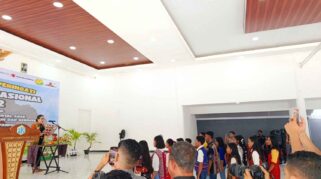Bupati SBD, Ratu Wulla Talu saat mengukuhkan pengurus FAD yang baru. (NTTKreatif.com/ Fren Ghoghi)
