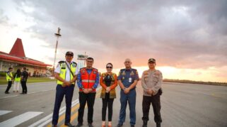 Bupati SBD, Ratu Wulla Talu, saat meresmikan penerbangan perdana maskapai Wings Air rute Labuan Bajo – Tambolaka di Bandara Lede Kalumbang. (NTTKreatif.com/ prokompi SBD)