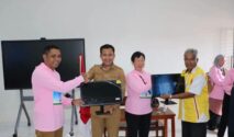 Wakil Bupati SBD, Dominikus A. R. Kaka, Bersama Ketua Yayasan Pendidikan Nusa Cendana (YAPNUSDA), Romo Marsel Pingge Lamunade, Pr., secara simbolis menerima bantuan komputer dari Humanitarian Care Society Taiwan. (NTTKreatif.com/ Kominfo SBD)
