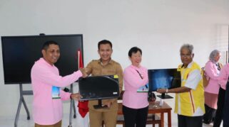 Wakil Bupati SBD, Dominikus A. R. Kaka, Bersama Ketua Yayasan Pendidikan Nusa Cendana (YAPNUSDA), Romo Marsel Pingge Lamunade, Pr., secara simbolis menerima bantuan komputer dari Humanitarian Care Society Taiwan. (NTTKreatif.com/ Kominfo SBD)