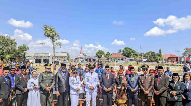 Bupati SBD, Ratu Wulla Talu, bersama Wakil Bupati SBD, Dominikus A. R Kaka seusai upacara peringatan HUT RI ke 81, secara langsung menyerah bantuan alsintan kepada masyarakat penerima manfaat. ( Fren Ghoghi/ NTTKreatif.com)