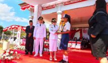 Bupati SBD, Ratu Wulla Talu secara langsung memberikan penghargaan kepada siswi SMP Sanjose sebagai juara cerdas cermat tingkat kabupaten. (Fren Ghoghi/ NTTKreatif.com)