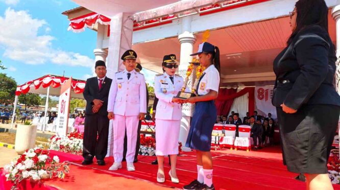 Bupati SBD, Ratu Wulla Talu secara langsung memberikan penghargaan kepada siswi SMP Sanjose sebagai juara cerdas cermat tingkat kabupaten. (Fren Ghoghi/ NTTKreatif.com)