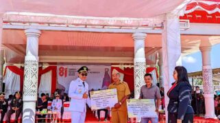 Penyerahan ditandai dengan pemberian plakat secara simbolis oleh Wakil bupati SBD, Dominikus A. R Kaka yang diterima langsung oleh Kepala Desa Waiholo Soleman Mone. (Fren Ghoghi/ NTTKreatif.com)