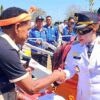 Bupati SBD, Ratu Wulla Talu secara langsung menyerahkan bantuan alsintan kepada kelompok Tani Persada yang diterima langsung oleh ketua kelompok Markus Umbu Pati. (Fren Ghoghi/ NTTKreatif.com)