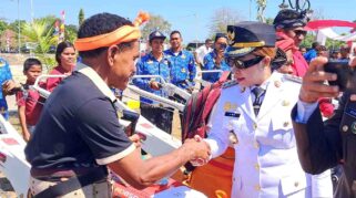 Bupati SBD, Ratu Wulla Talu secara langsung menyerahkan bantuan alsintan kepada kelompok Tani Persada yang diterima langsung oleh ketua kelompok Markus Umbu Pati. (Fren Ghoghi/ NTTKreatif.com)