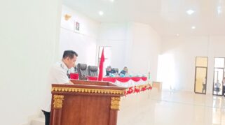 Wakil Bupati SBD, Dominikus A. R. Kaka, membacakan pemaparan nota pengantar di podium utama. (Fren Ghoghi/ NTTKreatif.com)