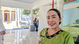 Bupati SBD, Ratu Wulla Talu saat diwawancarai oleh media terkait respon pemkab SBD terhadap masyarakat yang mengalami bencana di Flores. (Fren Ghoghi/ NTTKreatif.com)